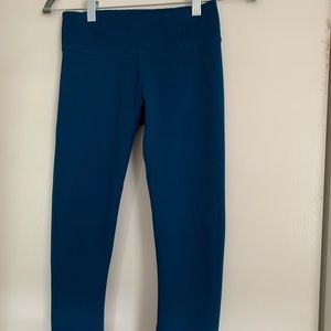 Turquoise Fabletics leggings cropped